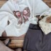 Bluza bez kaptura z kokardką w panterkę.