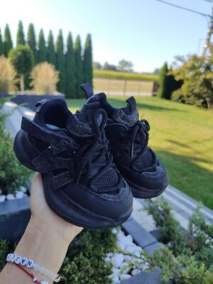 Leciutkie adidaski z literka M