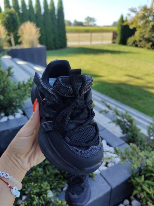 Leciutkie adidaski z literka M