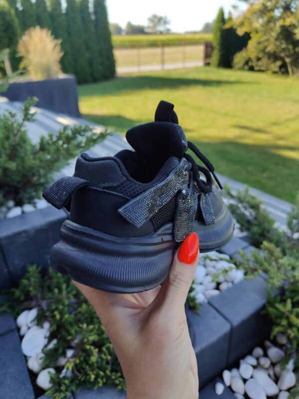 Leciutkie adidaski z literka M